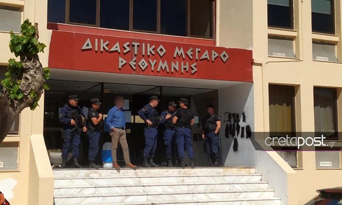 Φονικό στα Ανώγεια: Τραγικές φιγούρες η μητέρα και τα αδέλφια του 29χρονου (pics)