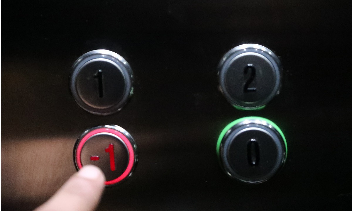 Εμπορικό κέντρο αντικατέστησε τα κουμπιά του ασανσέρ λόγω κορονοϊού! (vid)