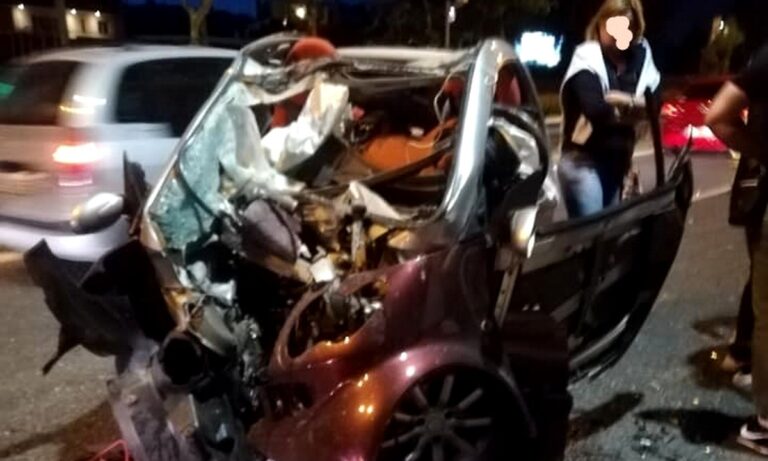 Σοκαριστικές εικόνες από τροχαίο στη Μαραθώνος: Διαλύθηκε το αυτοκίνητο