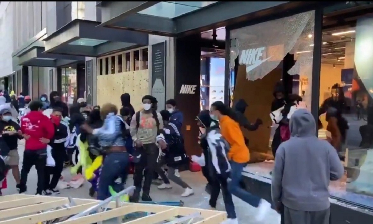Σικάγο: Λεηλατούν μέσα σε δευτερόλεπτα κατάστημα της NIKE! (vid)