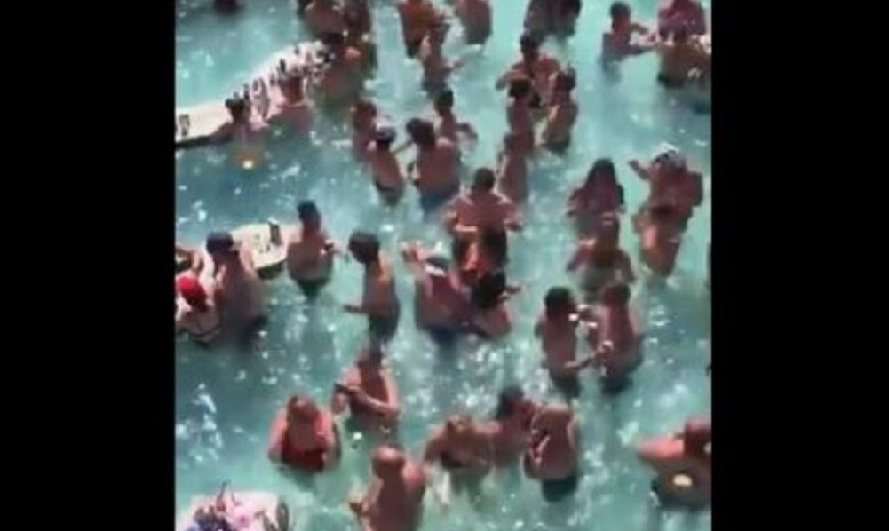 Κορονοϊός: Σάλος από πάρτι σε πισίνα και εκατοντάδες προσκεκλημένους (vid)