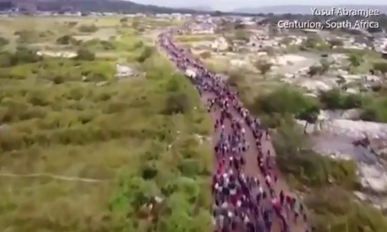 Κορονοϊός: Ουρά 2,5 χιλιομέτρων για φαγητό στη Νότια Αφρική (vid)