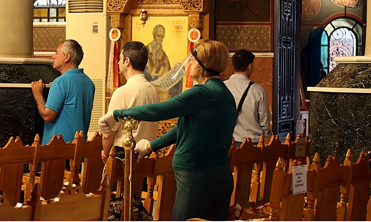 Εκκλησίες: Η διαφορετική πρώτη μέρα για τους πιστούς (vid-pics)