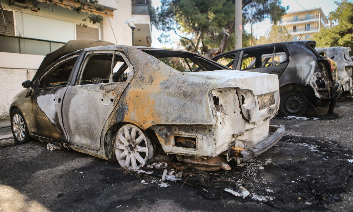 Μπαράζ εμπρησμών σε αυτοκίνητα και ΑΤΜ τα ξημερώματα