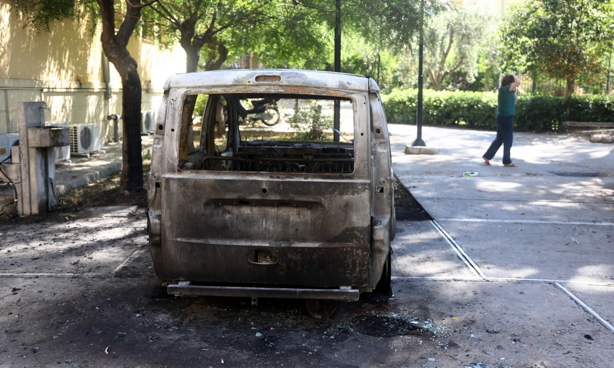 Εμπρηστική επίθεση στην Ευελπίδων: Εξετάζεται το υλικό από κάμερες ασφαλείας (vid)