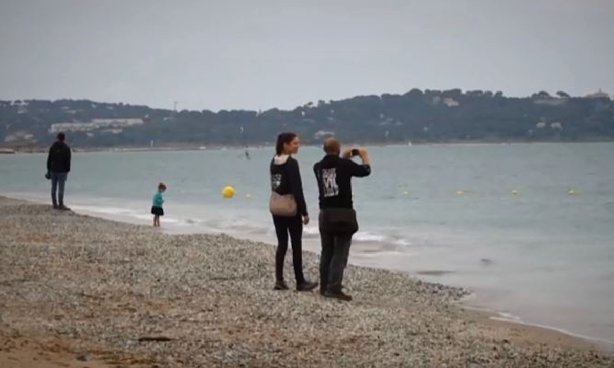 Γαλλία: Βγήκαν στις παραλίες για βόλτα (vid)