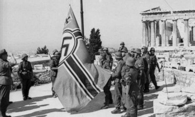 Γλέζος – Σάντας: Σαν σήμερα κατεβάζουν τη σημαία των ναζί