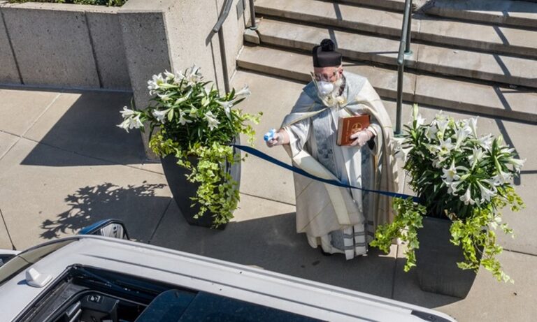 Ιερέας έκανε αγιασμό με νεροπίστολο (vid)