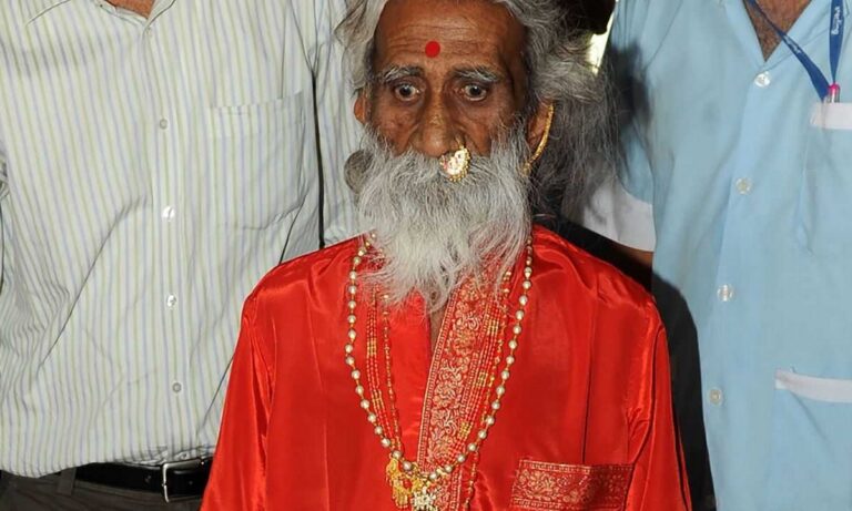Ινδία: Πέθανε ο γιόγκι που ισχυριζόταν ότι δεν είχε φάει ή πιει για πάνω από 70 χρόνια (vid)