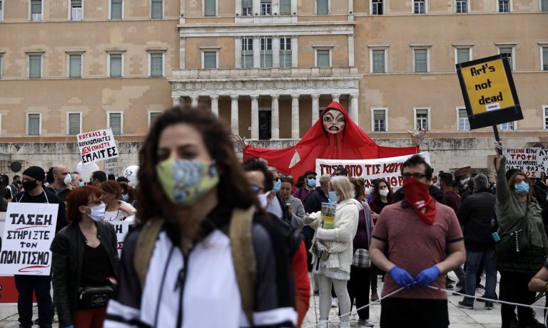 Στους δρόμους οι καλλιτέχνες: «Φοράμε μάσκα, αλλά δε σωπαίνουμε»