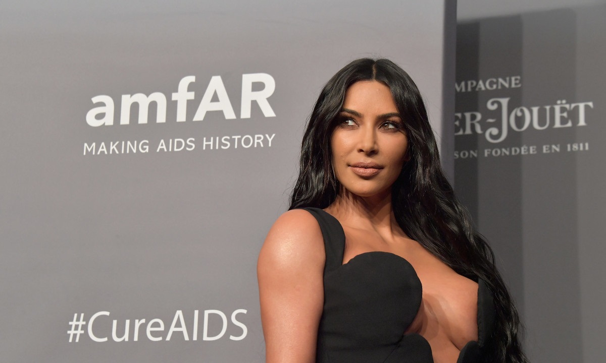Kim Kardashian: «Τρελό» λάθος στο photoshop έριξε το Twitter (pic)