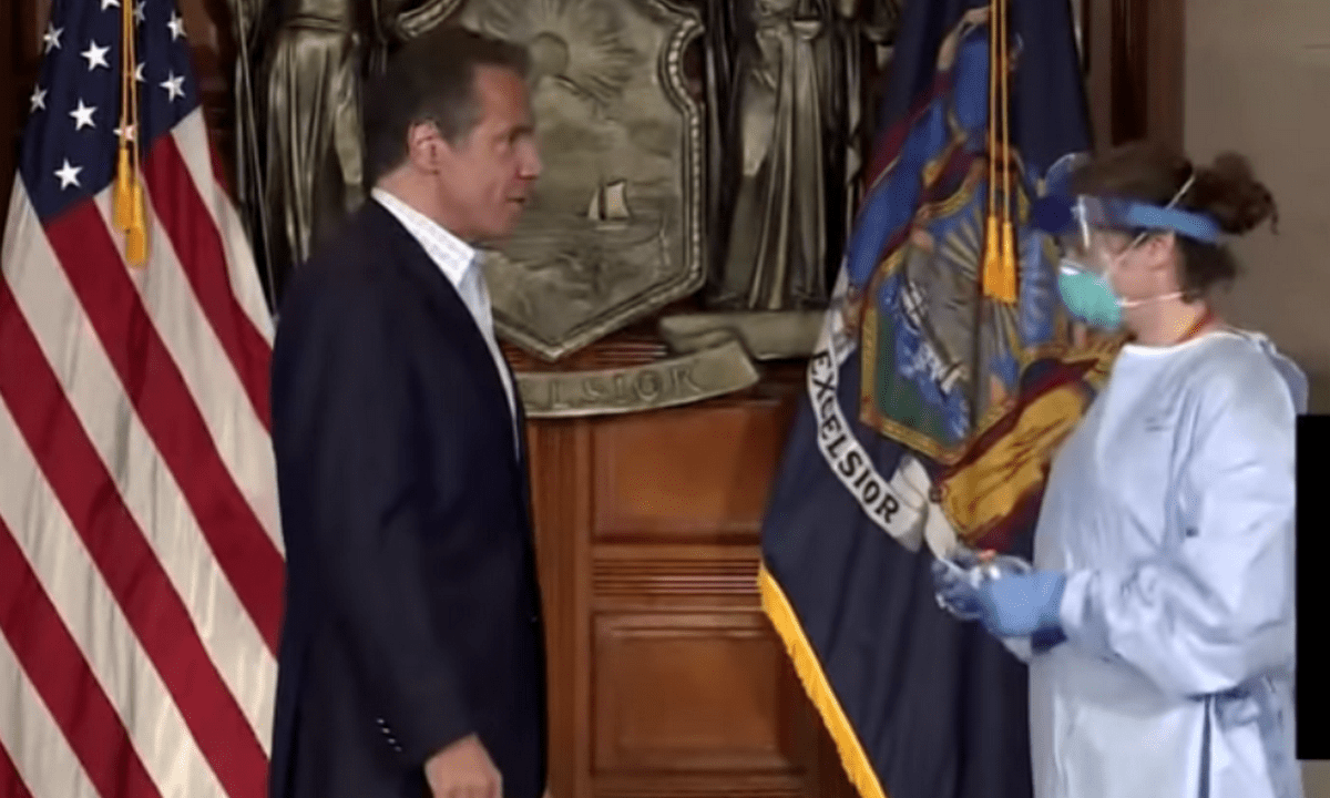 ΗΠΑ: Ο κυβερνήτης της Νέας Υόρκης κάνει τεστ κορονοϊού σε live μετάδοση (vid)