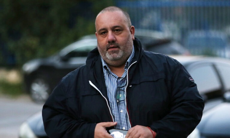 Καραπαπάς: «Αυτά ξεφτίλες δεν είναι χάρτινα ε;» (pic)
