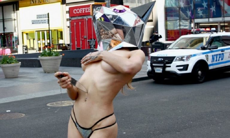 Κορονοϊός: Νοσοκόμα βγήκε γυμνή στην Times Square για να αποβάλλει το στρες (pic)