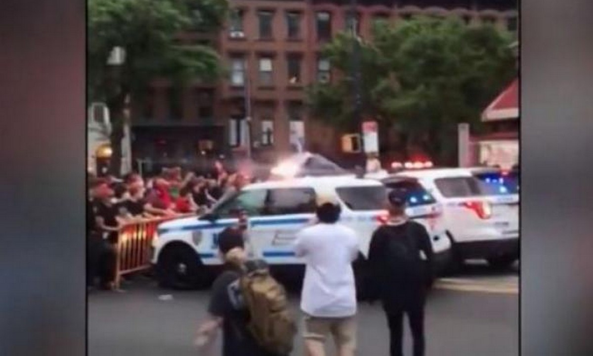 ΗΠΑ – Τζορτζ Φλόιντ: Περιπολικό σπάει οδόφραγμα και πέφτει πάνω σε διαδηλωτές (vid)