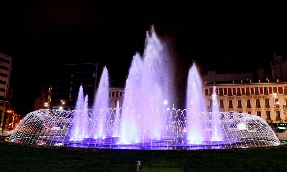 Παραδίδεται και φωταγωγείται η «νέα» πλατεία Ομονοίας