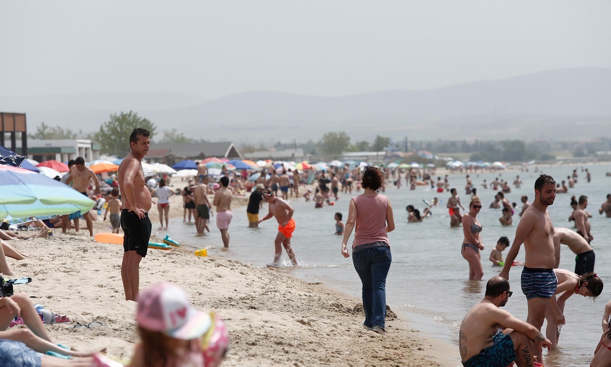 Γέμισαν οι παραλίες – Ουρές για ένα εισιτήριο! (pics)