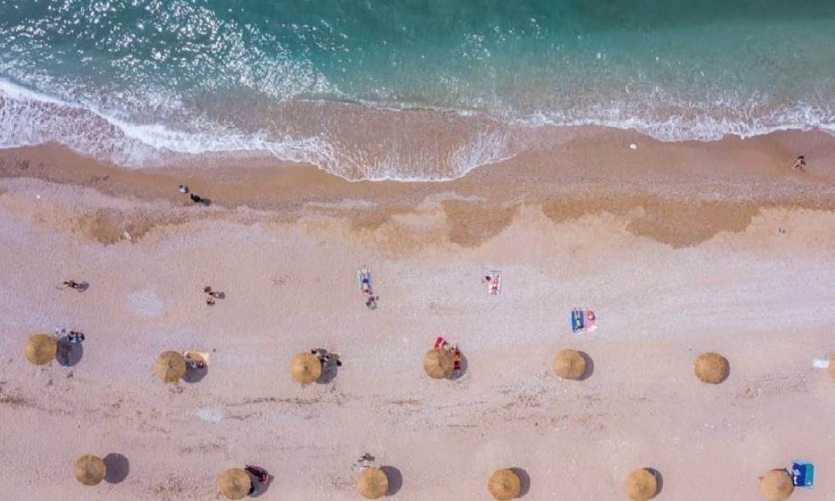 Απίστευτο: Παραλία τίγκα στις μάσκες (pic)