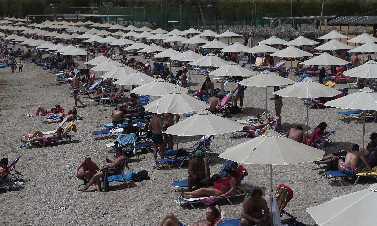 Διεθνή ΜΜΕ: Η Ελλάδα επιστρέφει στις παραλίες κρατώντας τις αποστάσεις ασφαλείας