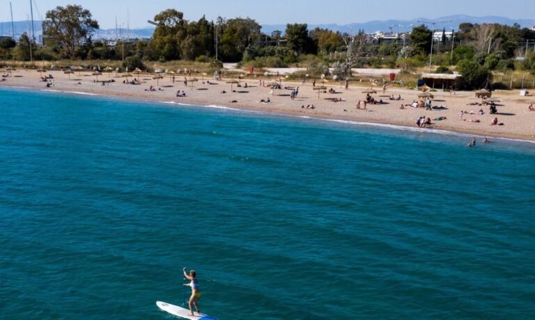 Σκέψεις να ανοίξουν παραλίες, καφέ και εστιατόρια το τριήμερο!