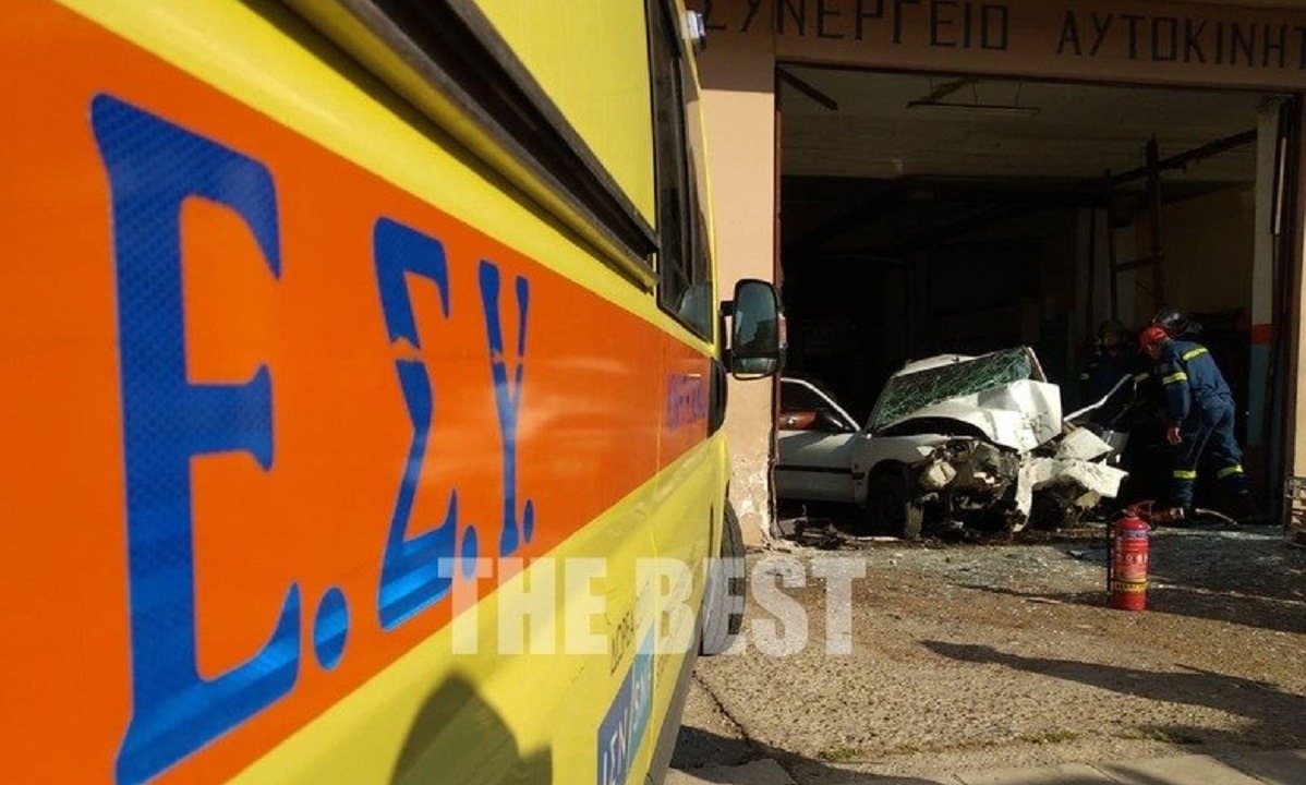 Πάτρα: Αυτοκίνητο «μπούκαρε» σε συνεργείο – Νεκρός φέρεται να είναι ο οδηγός (vid+pics)
