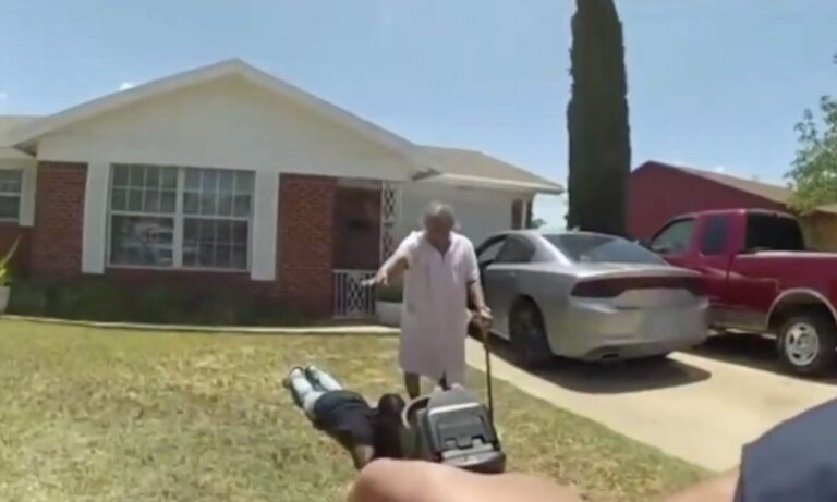 ΗΠΑ: 90χρονη γιαγιά μπαίνει ανάμεσα στον εγγονό της και τα όπλα των αστυνομικών (vid)