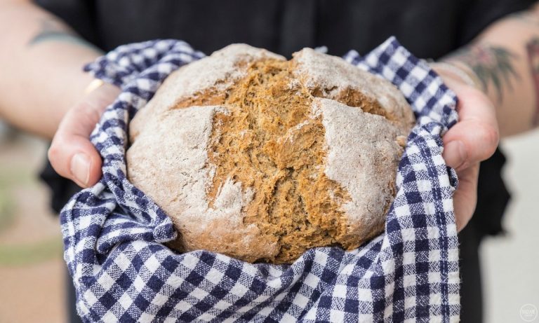 Viral: Το απίθανο κόλπο για να διατηρείς το ψωμί φρέσκο έως και 10 ημέρες (vid)
