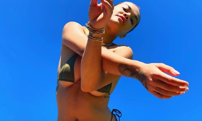 Ρίτα Όρα: Το μπικίνι της καλύπτει μόνο τα απαραίτητα (pics)