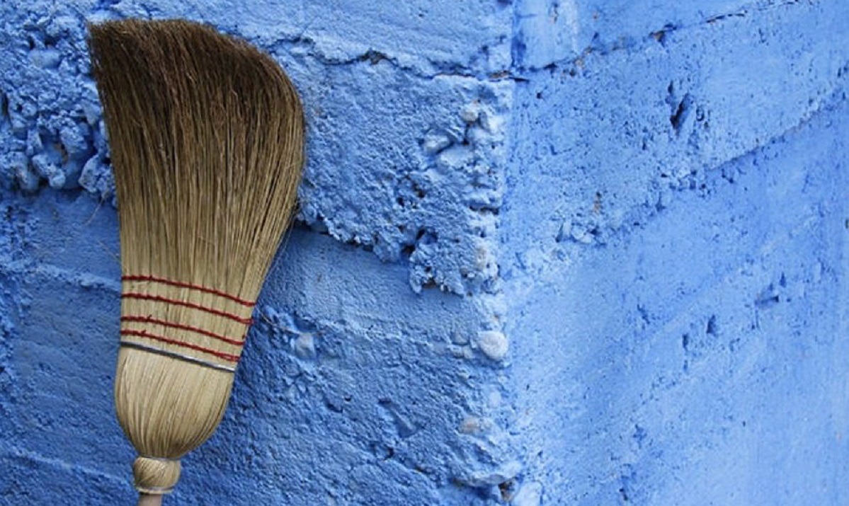 Τους προσέλαβε να τον ικανοποιήσουν με… σκουπόξυλο και πήγαν σε λάθος σπίτι!