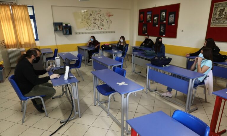 Πανελλαδικές εξετάσεις: Πώς θα διεξαχθούν – Μάσκες, ανεμιστήρες και κυλικεία
