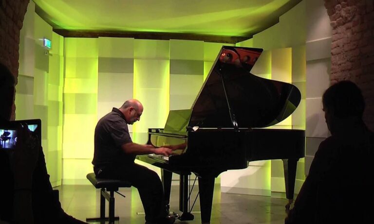 Απίστευτο! Χειρουργός ισχυρίζεται ότι τον χτύπησε κεραυνός κι έγινε… πιανίστας (vid)