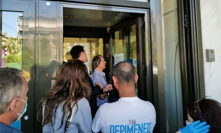 Άρση μέτρων: Τεράστιες ουρές, εντάσεις και παρέμβαση της αστυνομίας (vids)