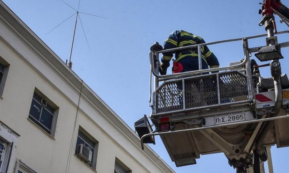 Δραματική διάσωση Αφγανού: Αστυνομικοί τον σώζουν στον… αέρα (vid)