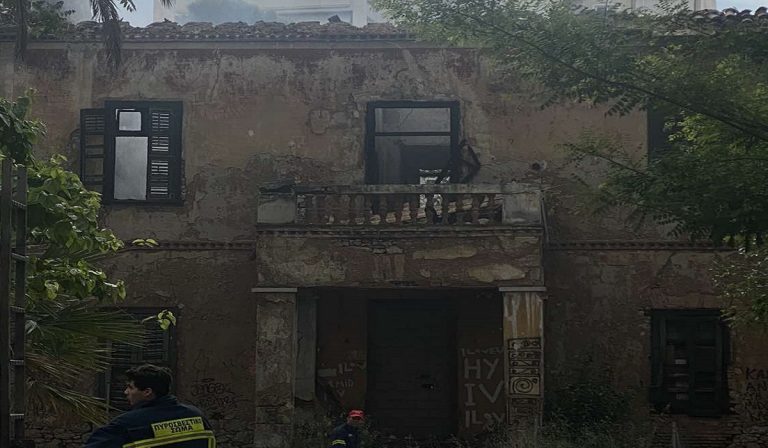 Πατήσια: Φωτιά στο εγκαταλελειμμένο αρχοντικό (φωτογραφίες)