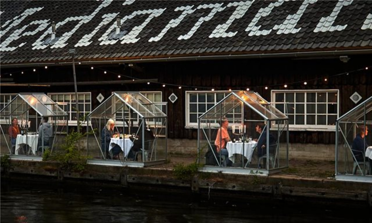 Εστιατόριο: Έστησε γυάλινα κουβούκλια για ρομαντικά δείπνα