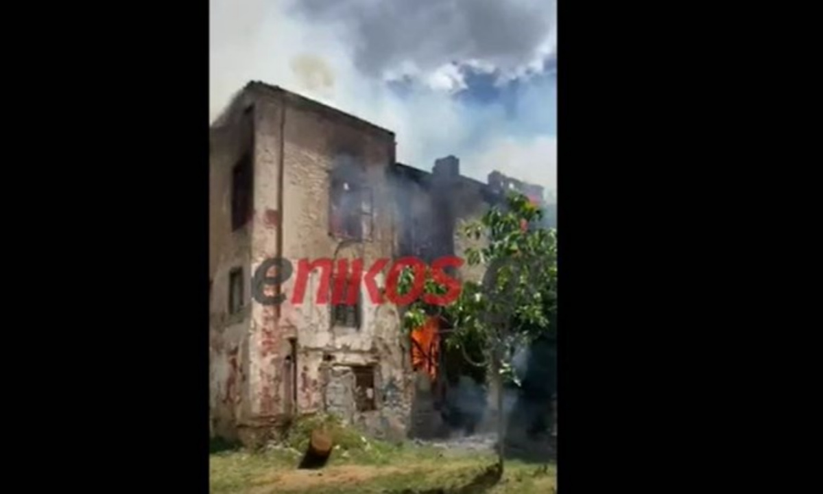 Φωτιά: Καίγεται η βίλα Κλωναρίδη στην Πατησίων