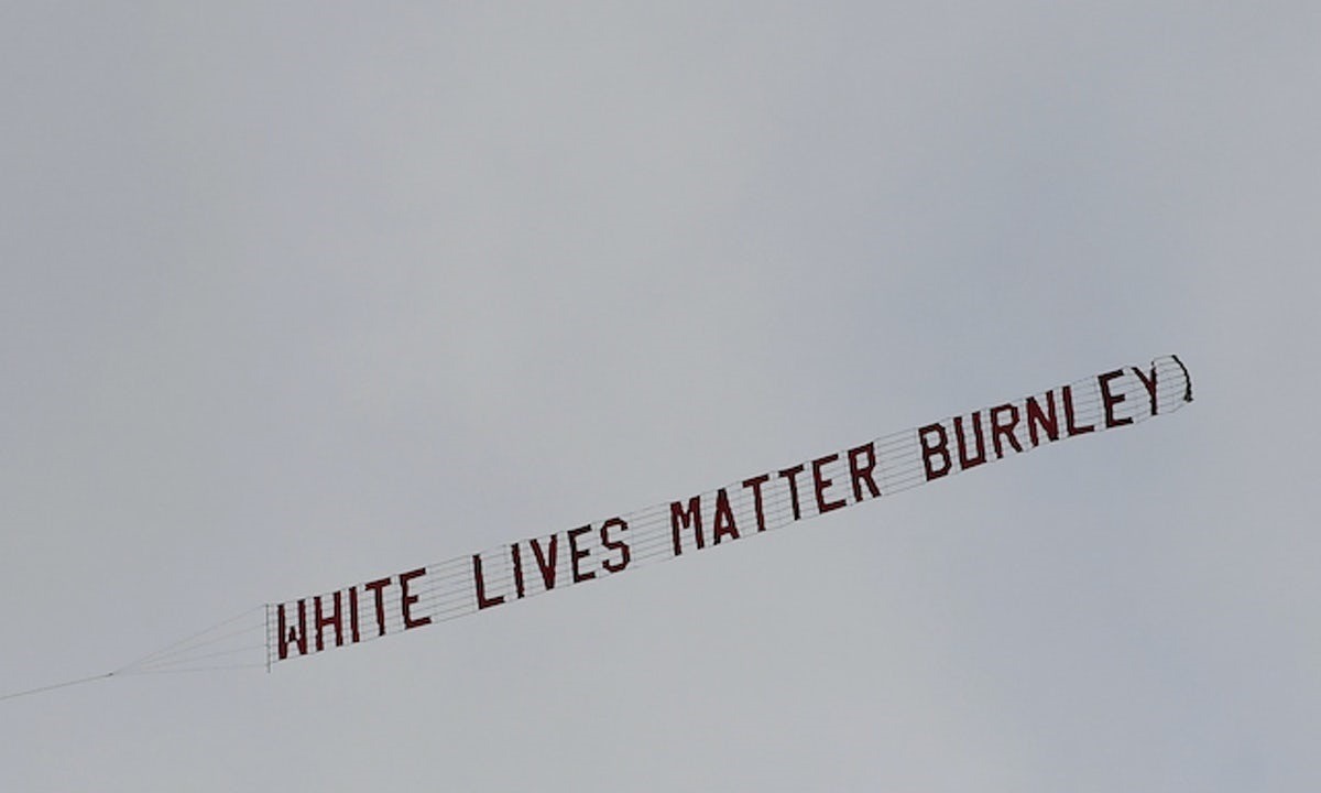 Μάντσεστερ Σίτι – Μπέρνλι: Αεροπλάνο με ρατσιστικό πανό πάνω από το γήπεδο! (vid)