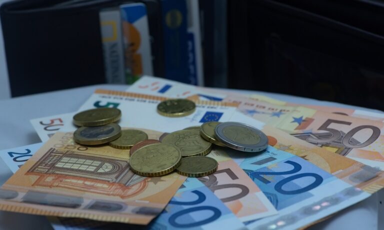Επίδομα 534 ευρώ: Γιατί δεν πληρώθηκαν όλοι οι δικαιούχοι