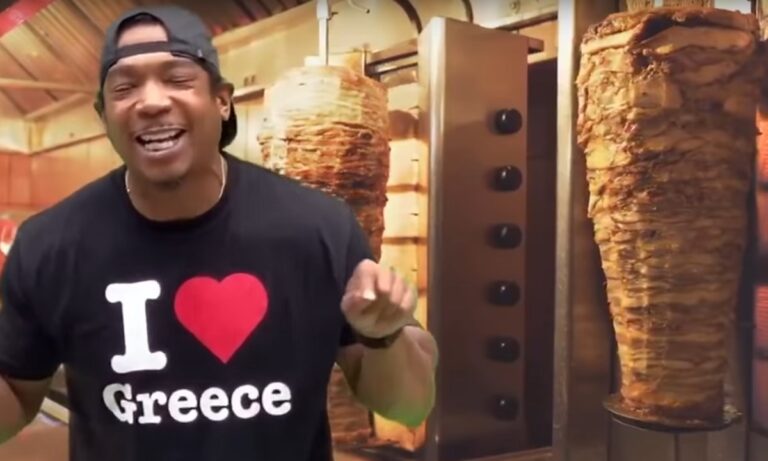 Viral: Ο ράπερ Ja Rule διαφημίζει ελληνικό γυράδικο στις ΗΠΑ (vid)