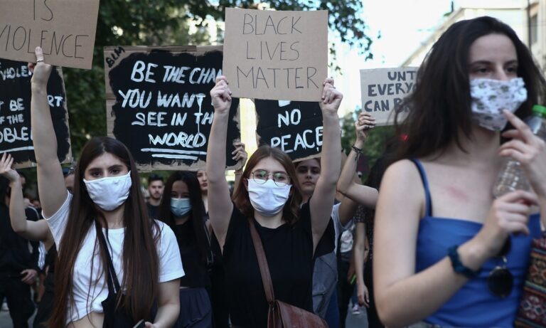 Τα ΜΑΤ έκοψαν την πορεία για τον Φλόιντ στο Κολωνάκι – Μια προσαγωγή