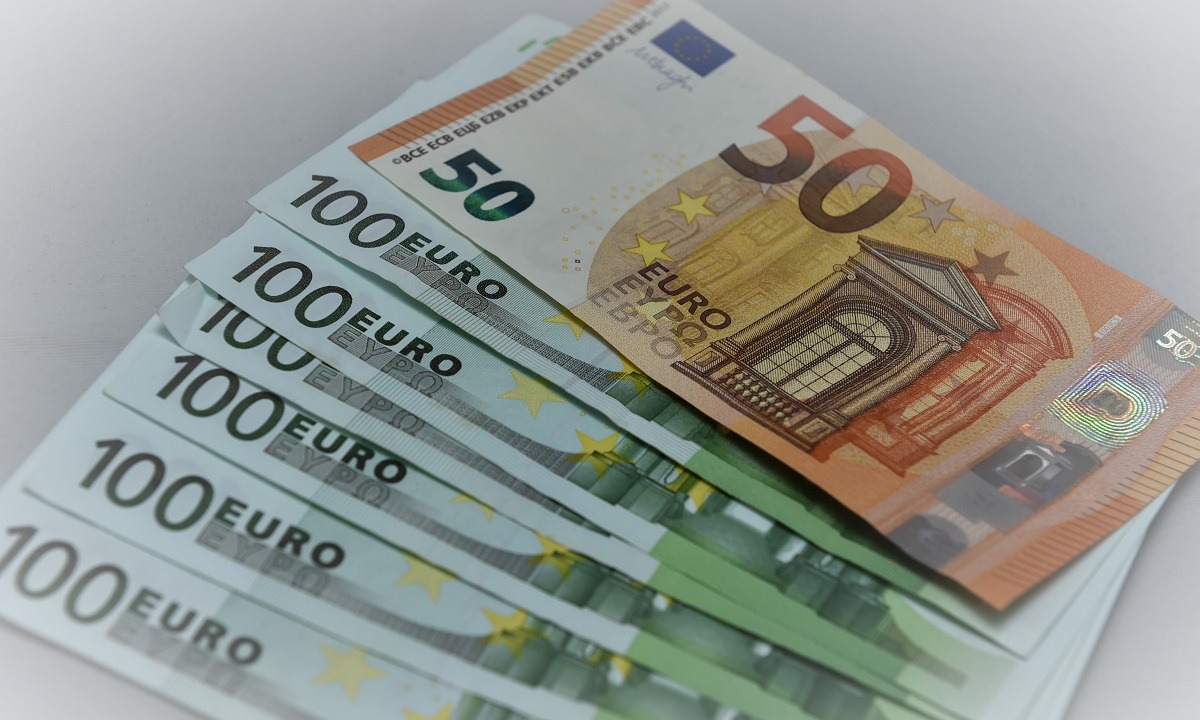 Επίδομα 534 ευρώ: Πληρώνονται 120.000 δικαιούχοι την Τετάρτη (30/9) – Ποιους αφορά (vid)