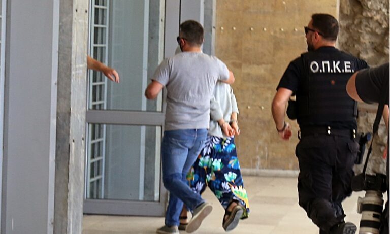 Υπόθεση Μαρκέλλας: Μίλησε η 10χρονη -Στο δωμάτιο υπήρχε ένας άνδρας με κοτσιδάκια! (vid)