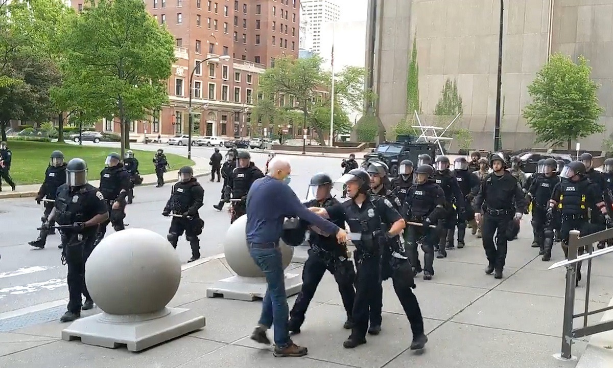 ΗΠΑ: Παραιτήθηκαν 57 συνάδελφοι των αστυνομικών που χτύπησαν τον 75χρονο, ως ένδειξη διαμαρτυρίας