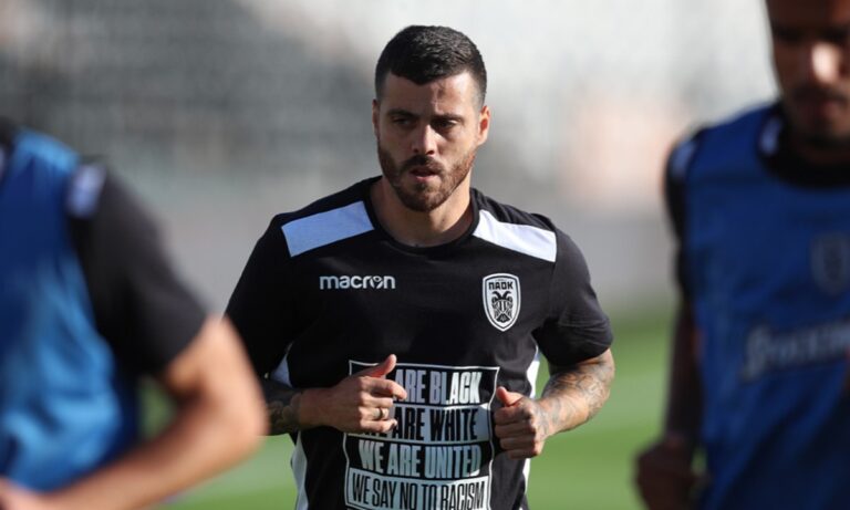 ΠΑΟΚ-Ολυμπιακός: Μπλουζάκια με ηχηρό «ασπρόμαυρο» μήνυμα (pics)