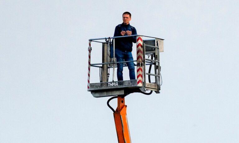 Απίστευτο: Νοίκιασε γερανό για να δει την ομάδα του (pic)