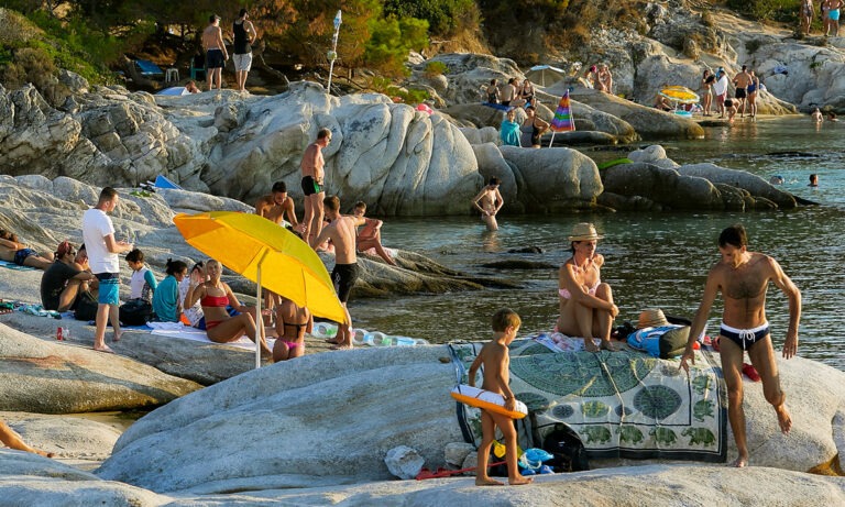 Κοινωνικός Τουρισμός: Δωρεάν διακοπές από ΟΠΕΚΑ, ΟΑΕΔ και υπουργείο Τουρισμού