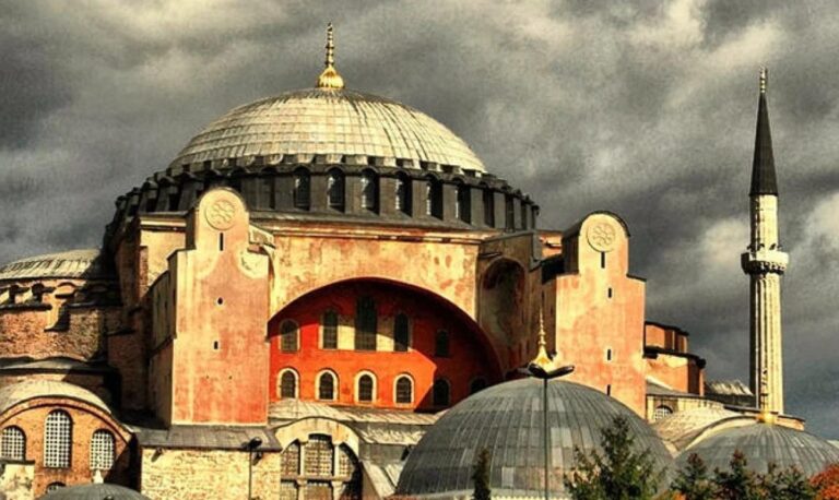 Τύπος της Τουρκίας για την Αγιά Σοφιά: «Τρόμαξαν οι Ελληνες, ήρθε η ώρα να γίνει τζαμί»