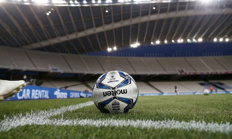 Super League: «Ναι» από τον Αυγενάκη για κόσμο στα γήπεδα σε ποσοστό 20%