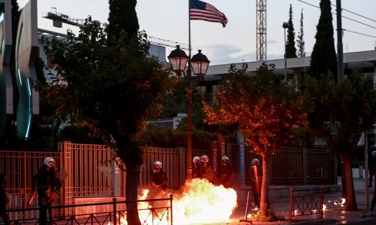 Επεισόδια στην αμερικανική πρεσβεία – Μολότοφ και χημικά! (vid)