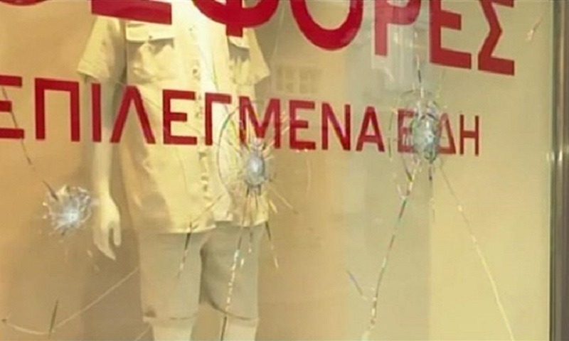 Ερμού: Επίθεση με βαριοπούλες σε καταστήματα – Έσπασαν τζαμαρίες (vid)
